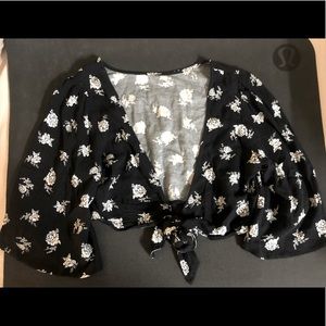 CHLOE AND KATIE CROPPED WRAP TOP BLACK FLORAL SIZE M